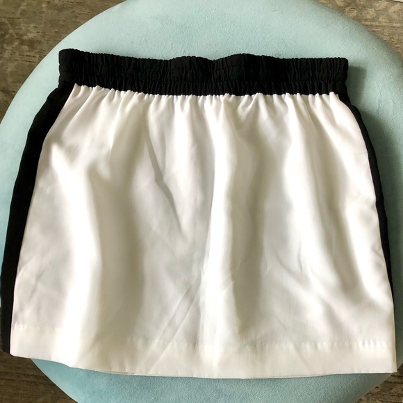 EXPRESS Mini Skirt 🔳 - Picture 7 of 7
